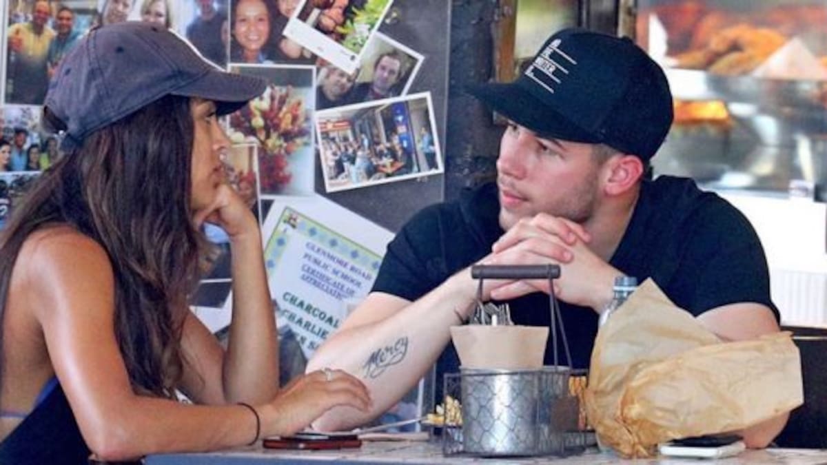 Descubrieron a Nick Jonas a los besos con su nueva novia