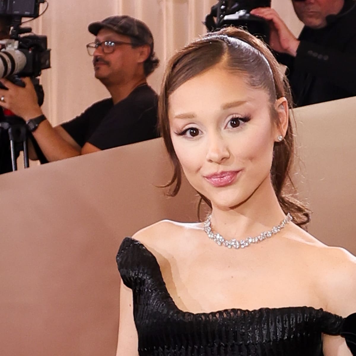 Ariana Grande comparte dos nuevos adelantos de 'Petal' y una portada alternativa del álbum