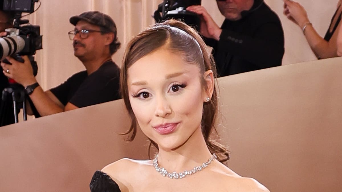 Ariana Grande comparte dos nuevos adelantos de 'Petal' y una portada alternativa del álbum