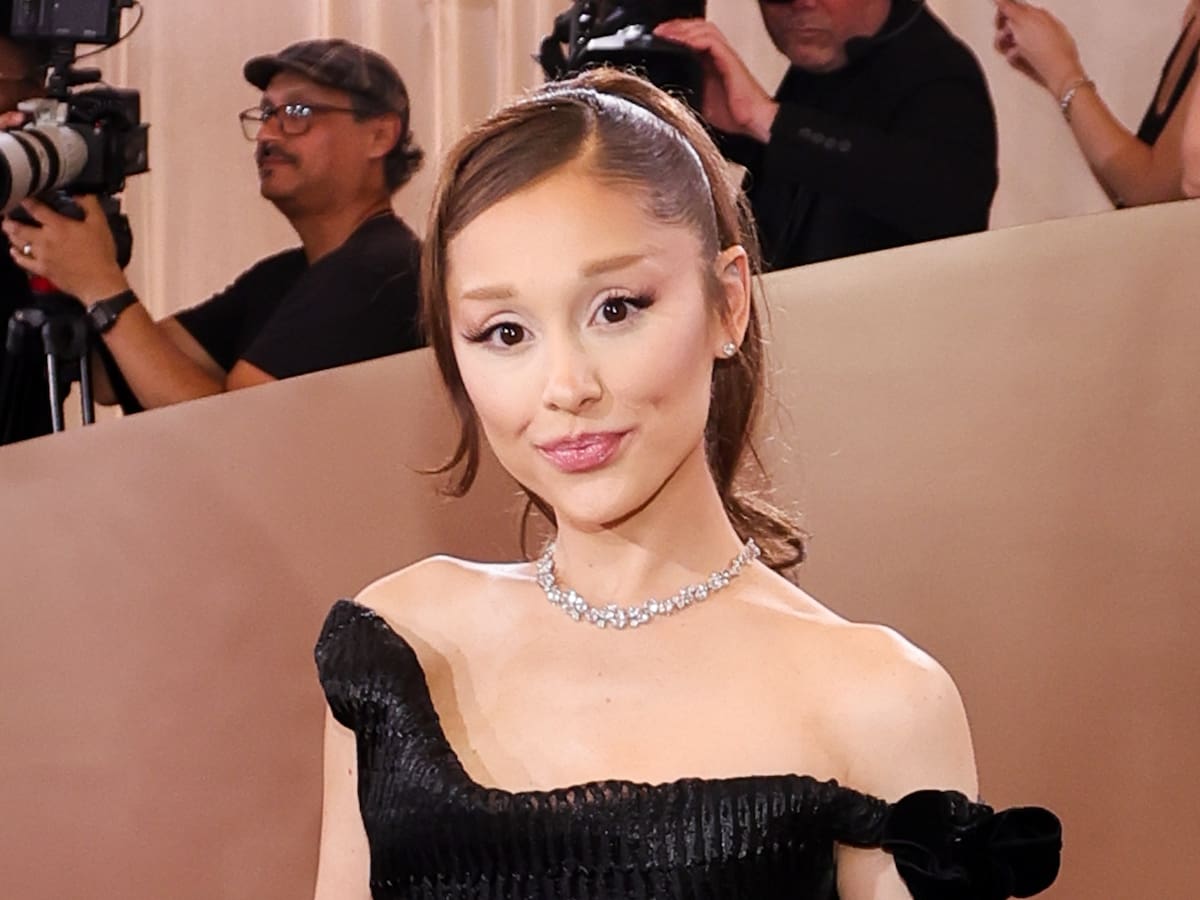 Ariana Grande demanda a un grupo de hackers anónimos por filtrar su música y revelar material inédito