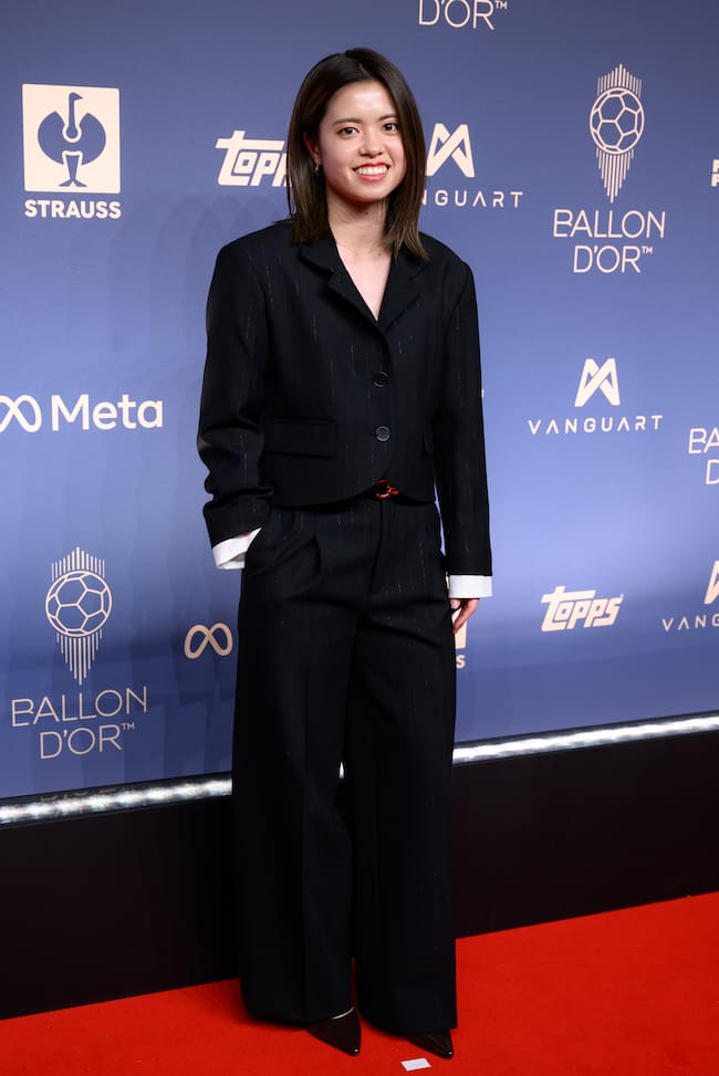 Yui Hasegawa posa a su llegada a la 70ª edición del Balón de Oro.