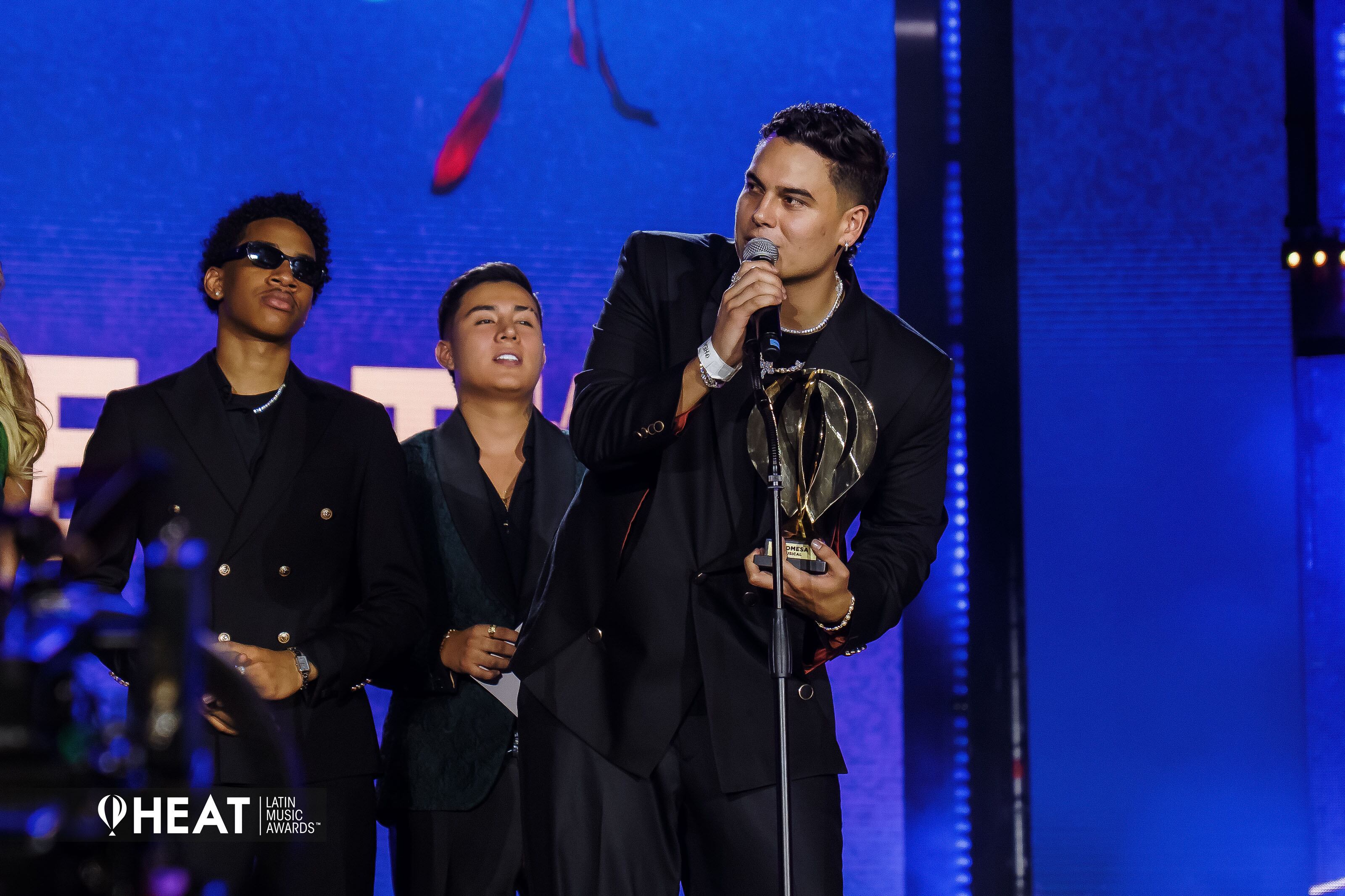 El joven artista colombiano Miguel Bueno agradeciendo su premio Heat.