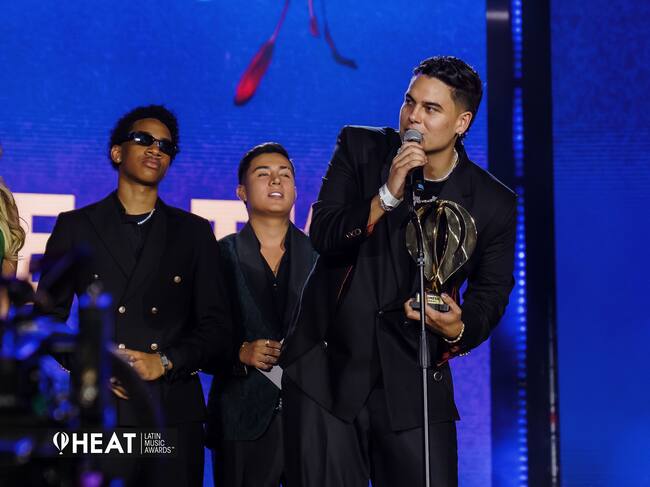 El joven artista colombiano Miguel Bueno agradeciendo su premio Heat.