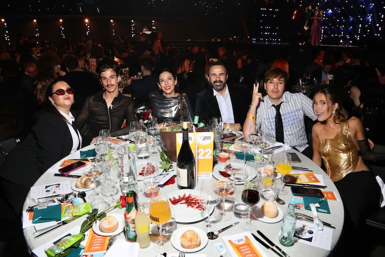 Así de bien acompañados estaban Mayo y Paula Koops en LOS40 Music Awards 2025