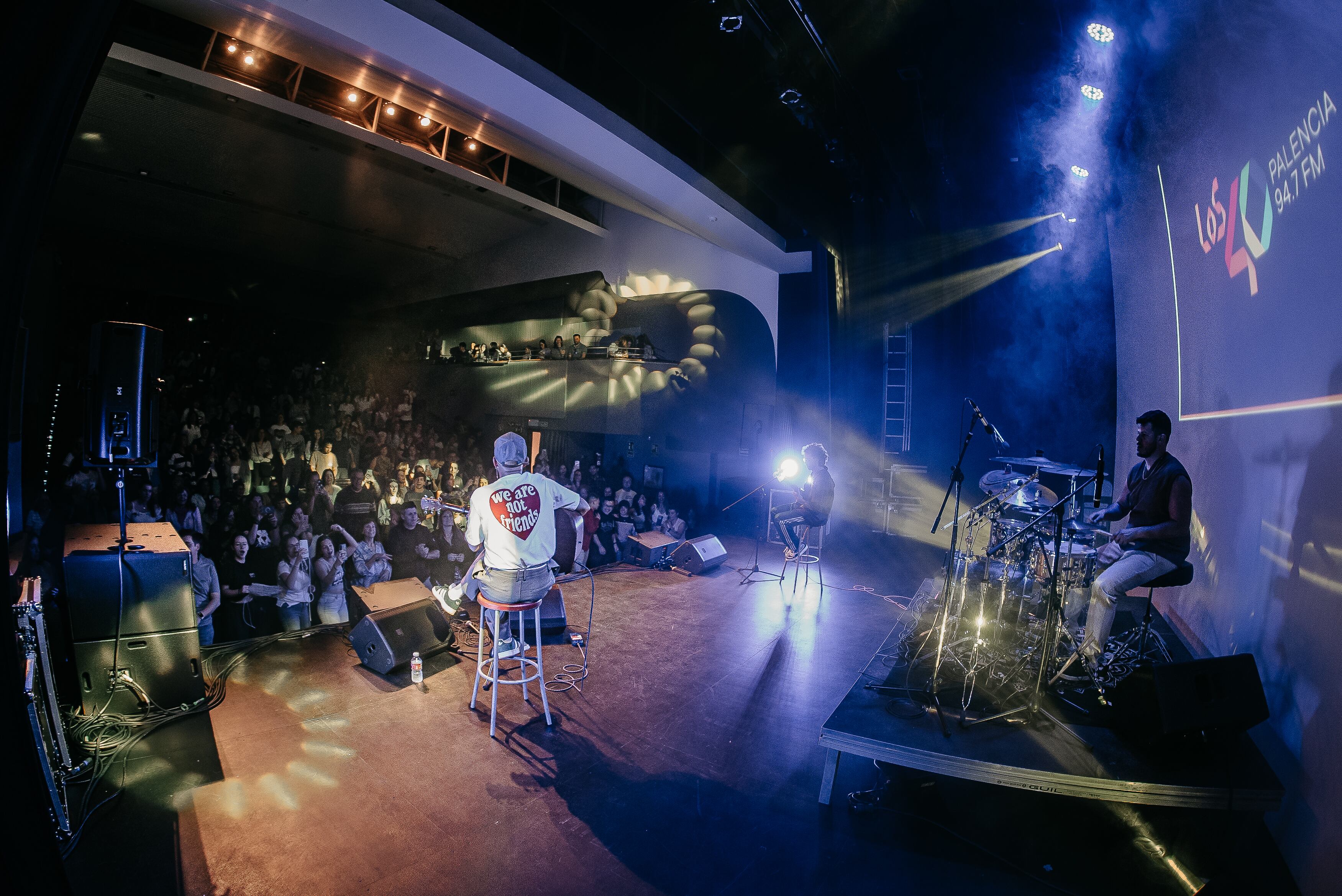 El Teatro Jesús Meneses de Villamuriel de Cerrato estaba hasta arriba y el público entregadísimo. Fue un lujo tener a Nil Moliner.