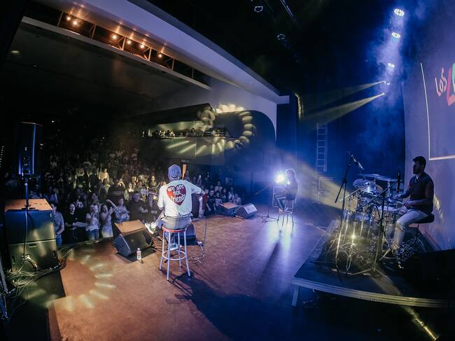 El Teatro Jesús Meneses de Villamuriel de Cerrato estaba hasta arriba y el público entregadísimo. Fue un lujo tener a Nil Moliner.