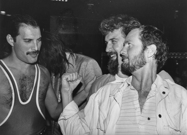 Freddie Mercury, con el comediante Billy Connolly y el DJ Kenny Everett, durante el 38º aniversario del cumpleaños del cantante de Queen.