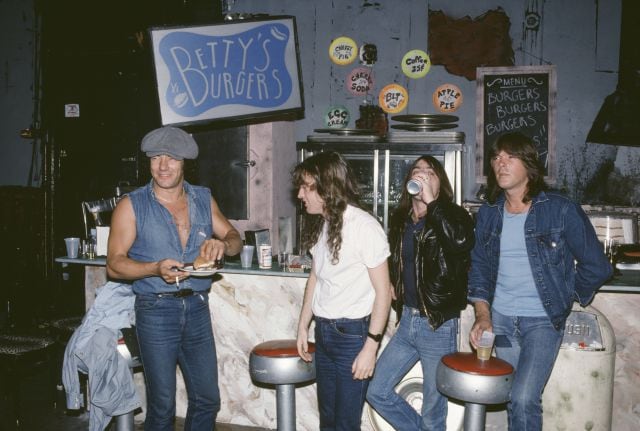 AC/DC: Brian Johnson, Angus Young, Malcolm Young y Cliff Williams, en 1990.