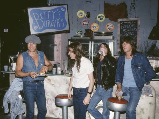 AC/DC: Brian Johnson, Angus Young, Malcolm Young y Cliff Williams, en 1990.