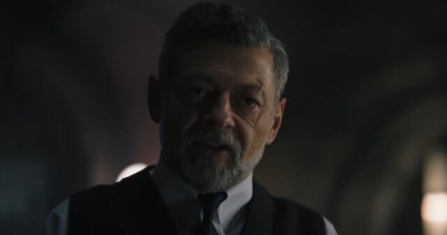 Andry Serkis caracterizado como Alfred en una escena del tráiler de &#039;The Batman&#039;