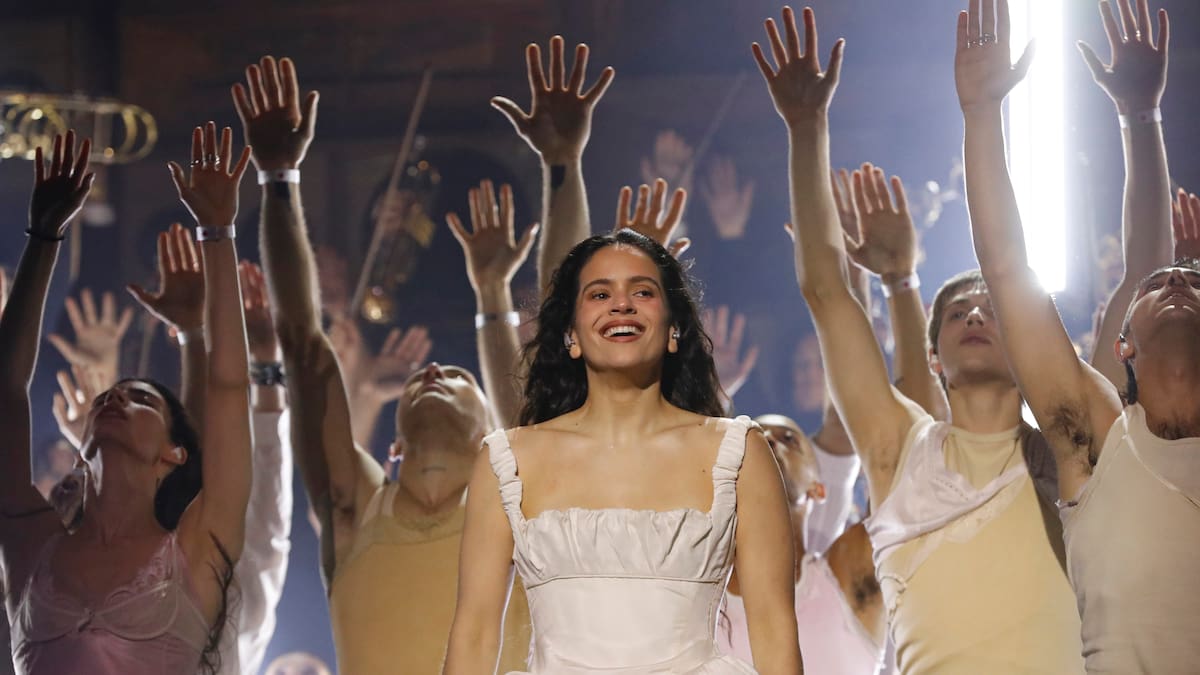 Rosalía reacciona a la historia de amor fallida de una fan vestida de novia en su concierto: "Casi me caso con una perla"