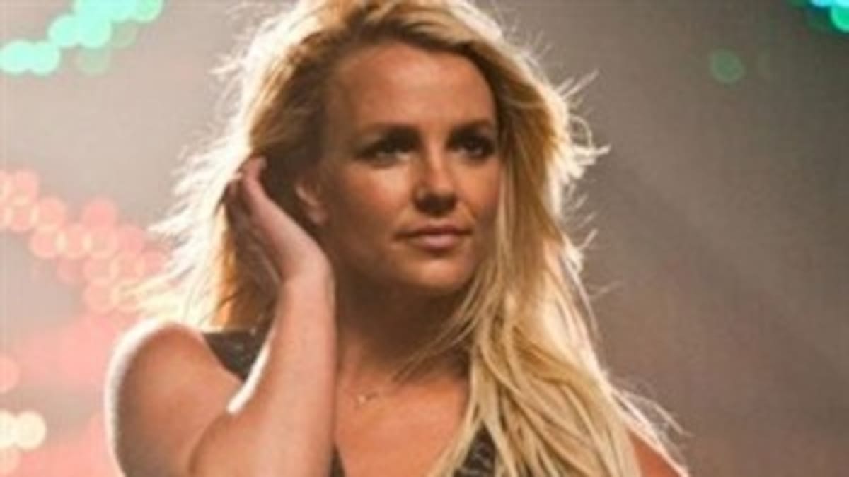 Britney se rasca el bolsillo pagándole una hamburguesa a un niño