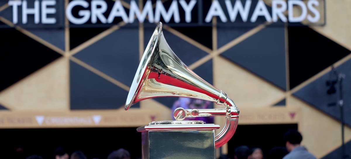 Gramófono fuera del Crypto.com Aren en los premios Grammy 2026.
