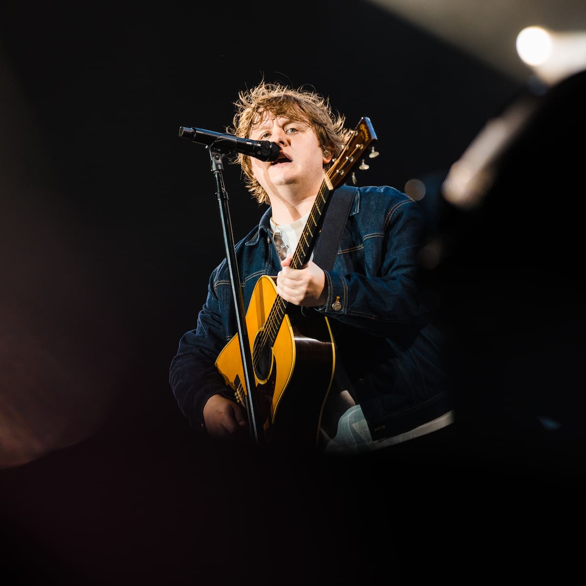 Lewis Capaldi lanza 'Stay Love' tras una misteriosa promoción por tiendas de vinilos