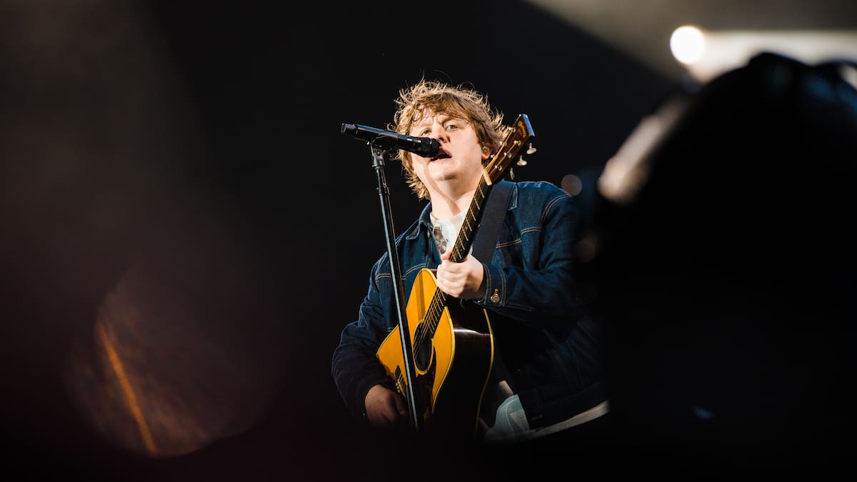 Lewis Capaldi lanza 'Stay Love' tras una misteriosa promoción por tiendas de vinilos