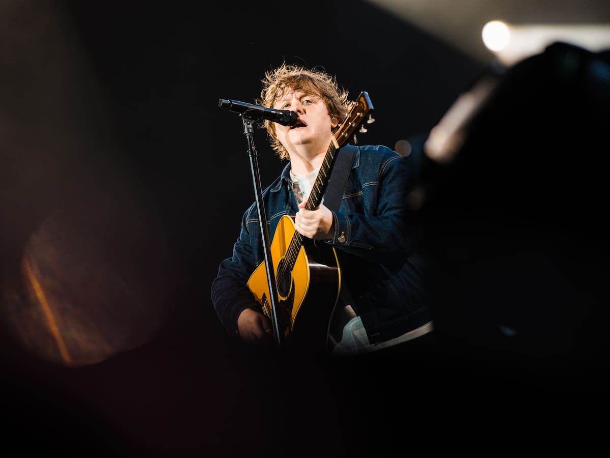 Lewis Capaldi lanza 'Stay Love' tras una misteriosa promoción por tiendas de vinilos