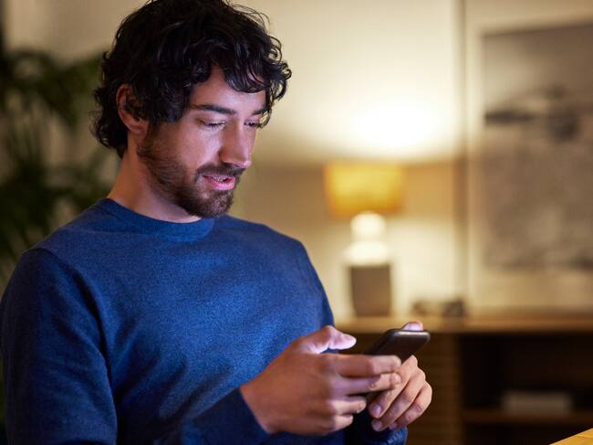 Un hombre viendo su móvil. / Getty