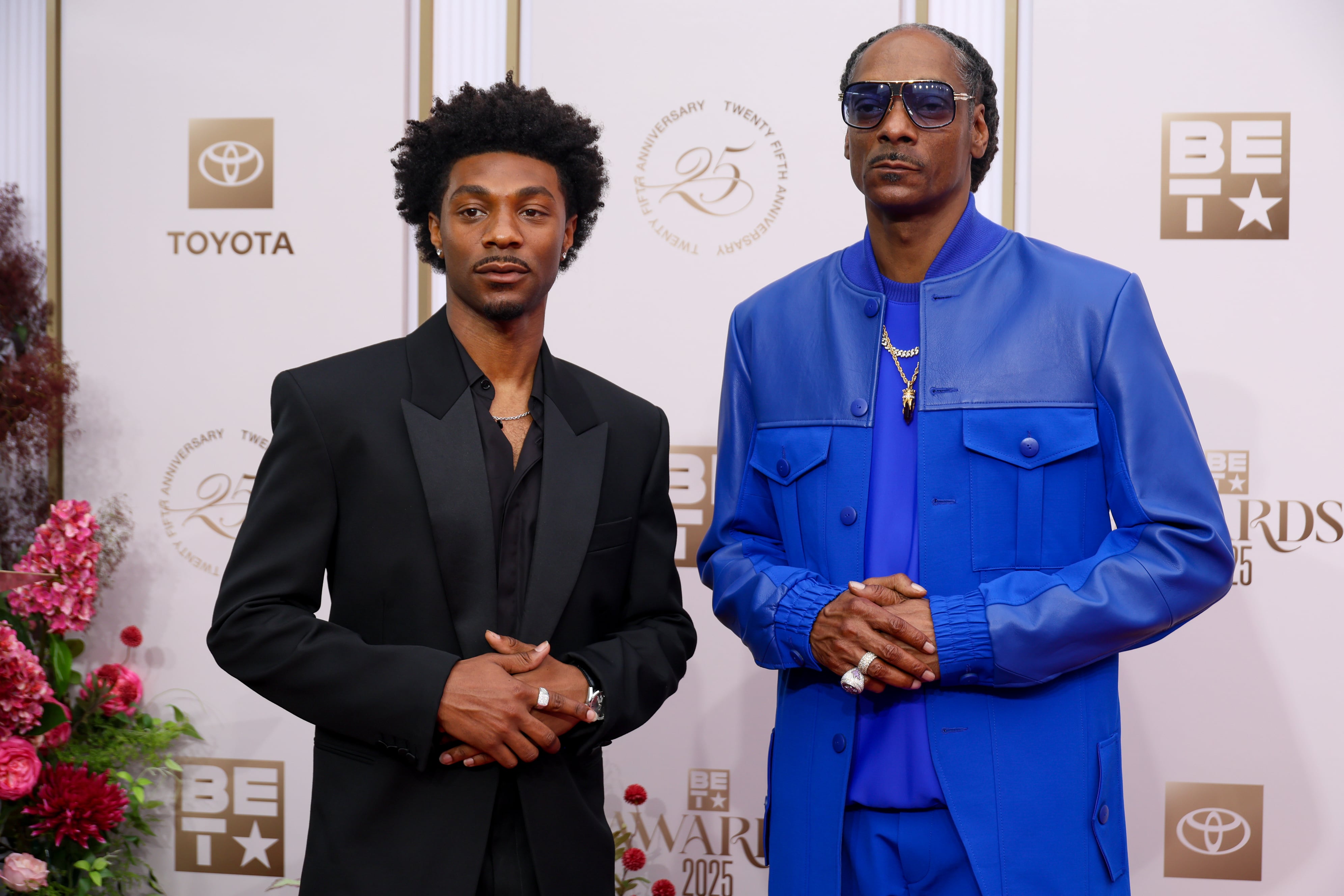 Jonathan Daviss y Snoop Dogg, en los BET Awards 2025.