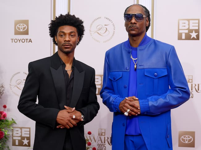 Jonathan Daviss y Snoop Dogg, en los BET Awards 2025.