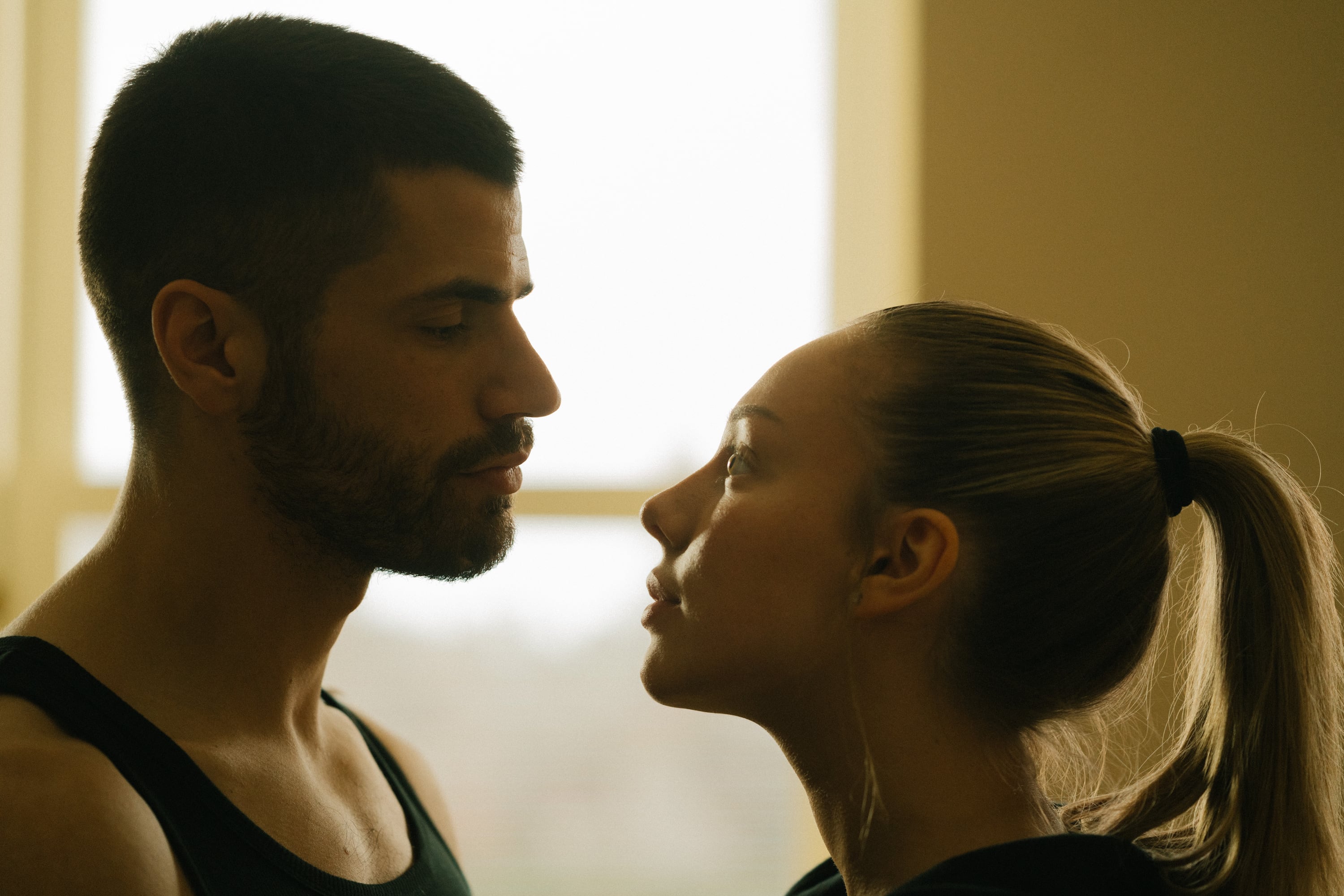Diego Hugo García y Ester Expósito, en 'Enfrentados: Marfil'.