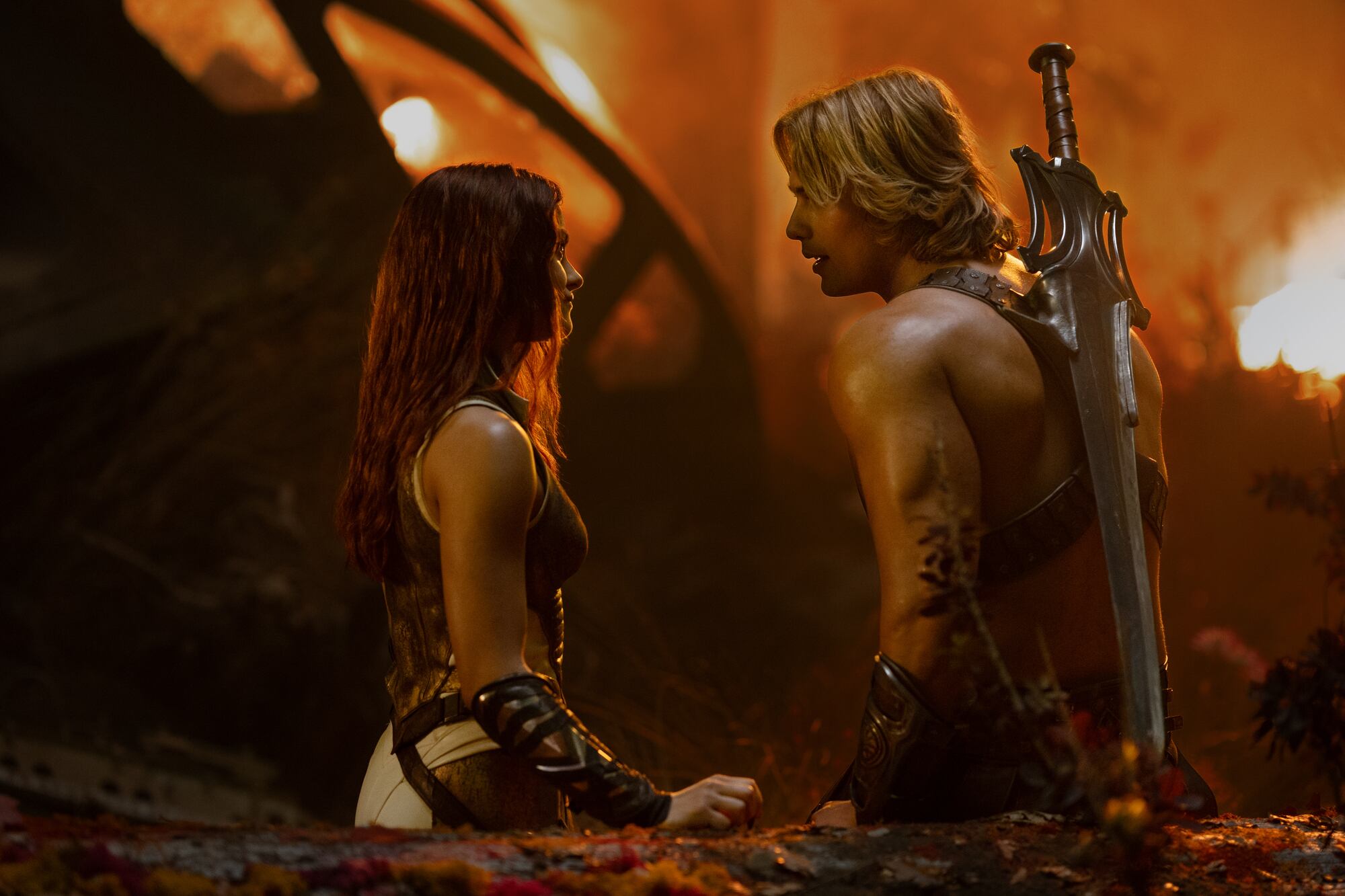 Camila Mendes como Teela y Nicholas Galitzine como Adam en 'He-Man y los Masters del Universo'. / Sony Pictures
