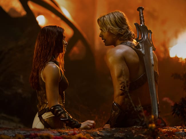 Camila Mendes como Teela y Nicholas Galitzine como Adam en 'He-Man y los Masters del Universo'. / Sony Pictures