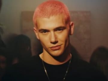 ¿Quién es el chico de pelo rosa que conquista Aitana en ‘Formentera’?