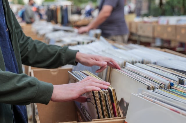 Discos de vinilo en un mercadillo