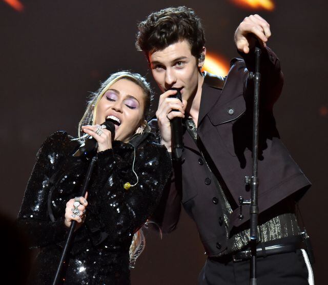 Miley Cyrus y Shawn Mendes interpretando &#039;Islands in the stream&#039; de Dolly Parton.