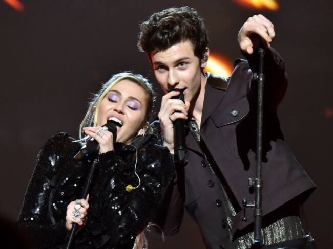 Miley Cyrus y Shawn Mendes interpretando 'Islands in the stream' de Dolly Parton.