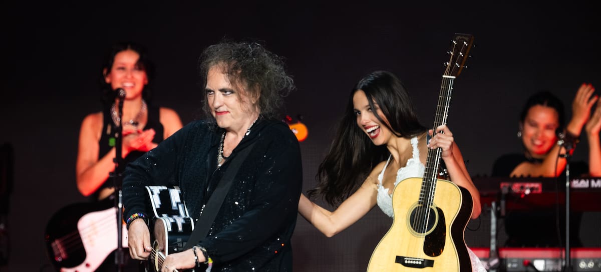 GLASTONBURY, ENGLAND - JUNE 29: Olivia Rodrigo performs with Robert Smith of The Cure on the Pyramid stage during day five of Glastonbury festival 2025 at Worthy Farm, Pilton on June 29, 2025 in Glastonbury, England. Established by Michael Eavis in 1970, Glastonbury has grown into the UK's largest music festival, drawing over 200,000 fans to enjoy performances across more than 100 stages. In 2026, the festival will take a fallow year, a planned pause to allow the Worthy Farm site time to rest and recover. (Photo by Samir Hussein/WireImage)