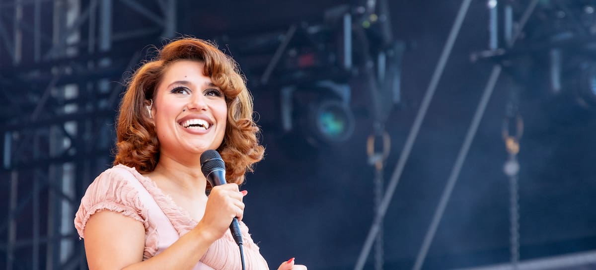 RAYE actuando en el escenario durante la segunda jornada del Lollapalooza Berlin, el 13 de julio de 2025, en Berlín, Alemania.