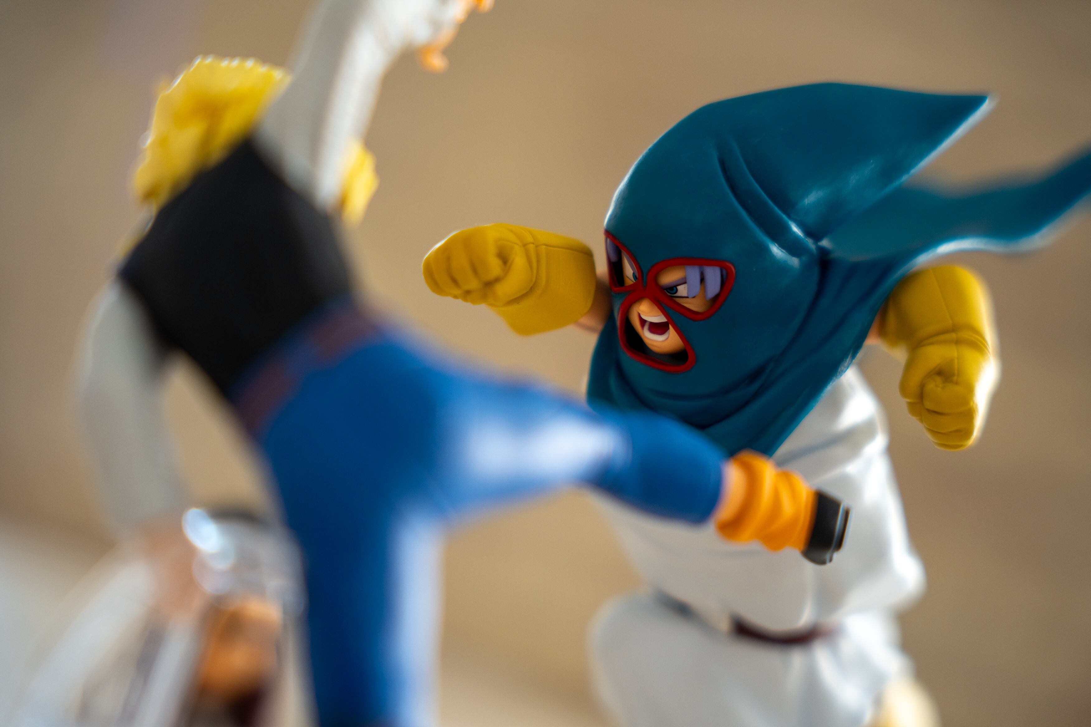 Android 18 y Mighty Mask miden sus fuerzas frente al Señor Satán.