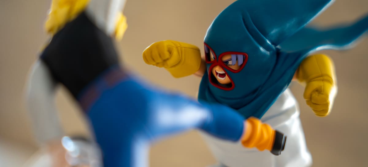 Android 18 y Mighty Mask miden sus fuerzas frente al Señor Satán.