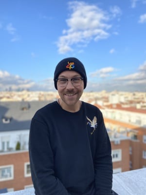 Óscar Martínez con su gorro de LOS40