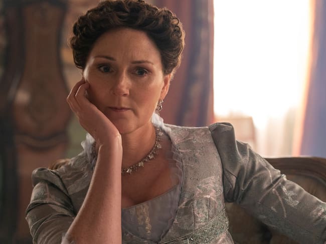 Ruth Gemmell en el papel de Violet Bridgerton