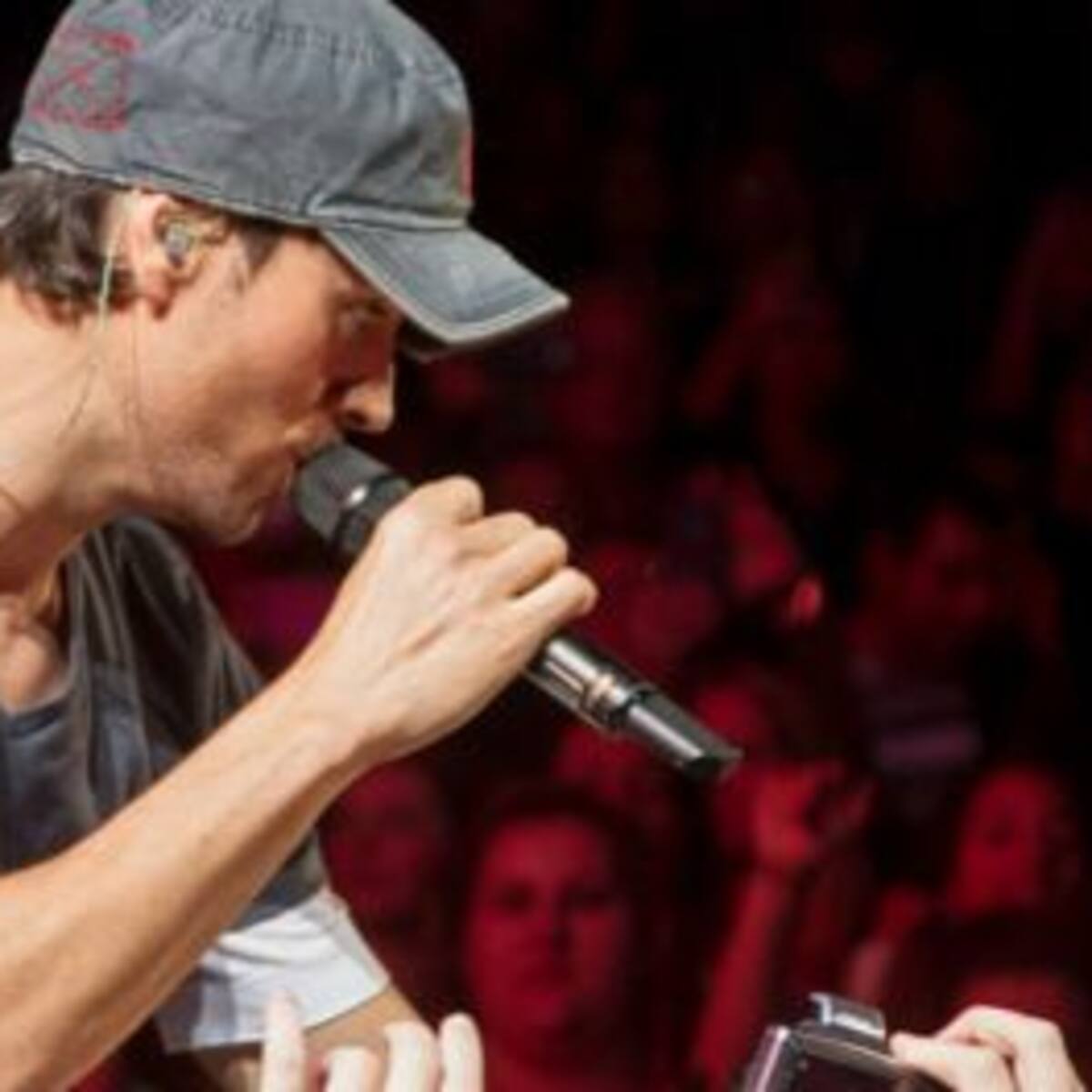 Los fans no le perdonan el playback a Enrique Iglesias