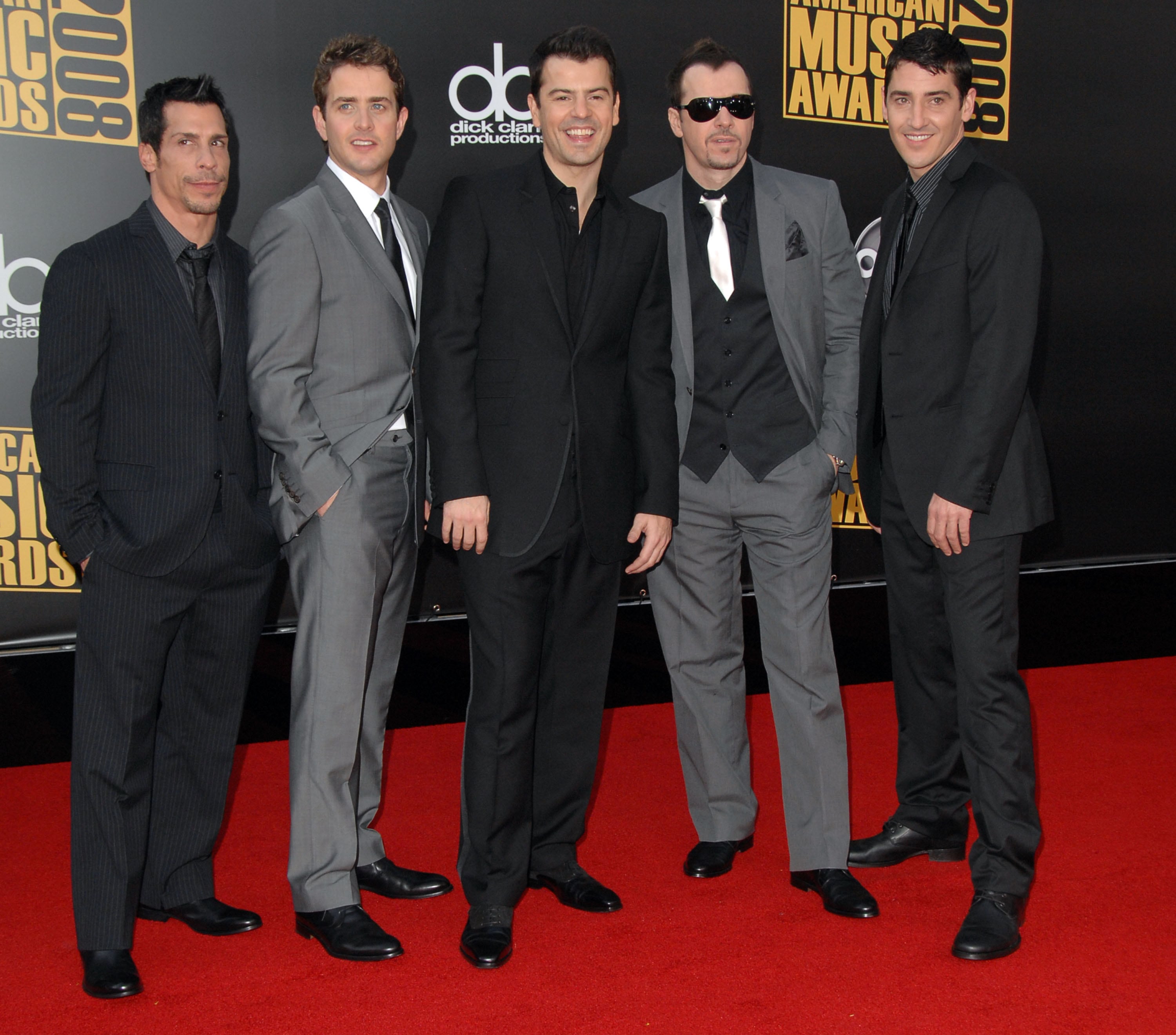 Danny Wood, Joey McIntyre, Jordan Knight, Donnie Wahlberg y Jonathan Knight, miembros de New Kids on the Block, a su llegada a los American Music Awards 2008.