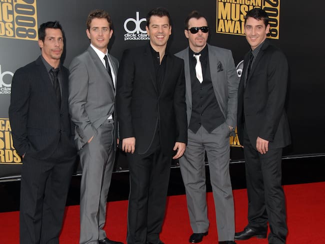 Danny Wood, Joey McIntyre, Jordan Knight, Donnie Wahlberg y Jonathan Knight, miembros de New Kids on the Block, a su llegada a los American Music Awards 2008.