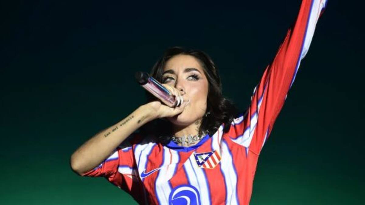 MARÍA BECERRA CERRÓ LOS40 PRIMAVERA POP CON CAMISETA DEL ATLETI Y PISTAS SOBRE SU NUEVA ERA MUSICAL