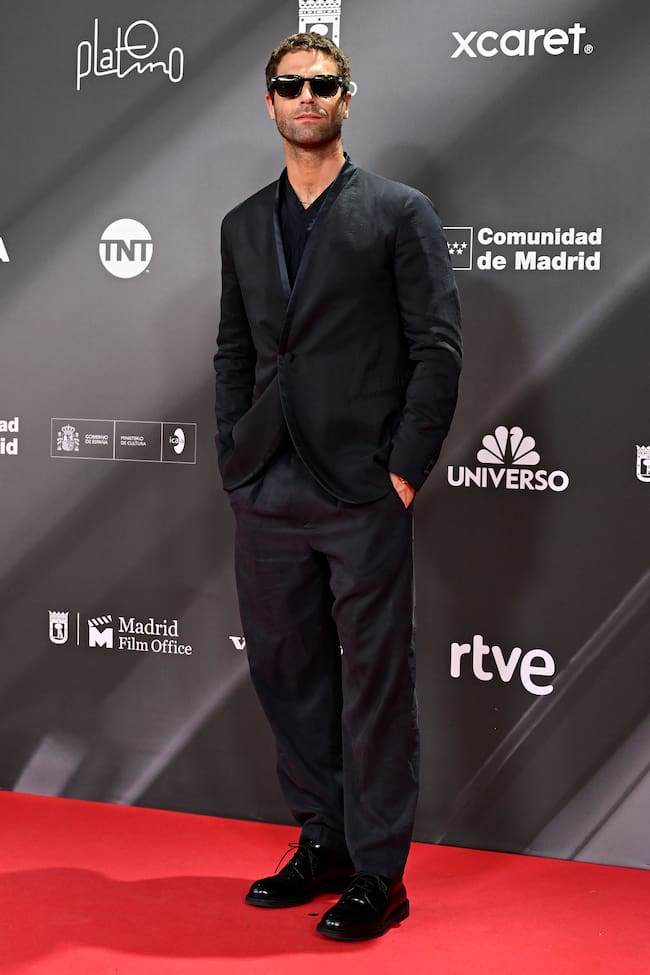 El ex novio de Ester Expósito tampoco ha querido perderse esta gala y era por los que optaba por cubrir sus ojos con gafas de sol.