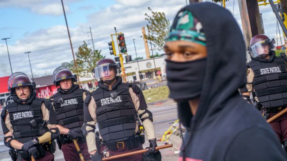 La surrealista detención en Minneapolis de un equipo de televisión haciendo un directo