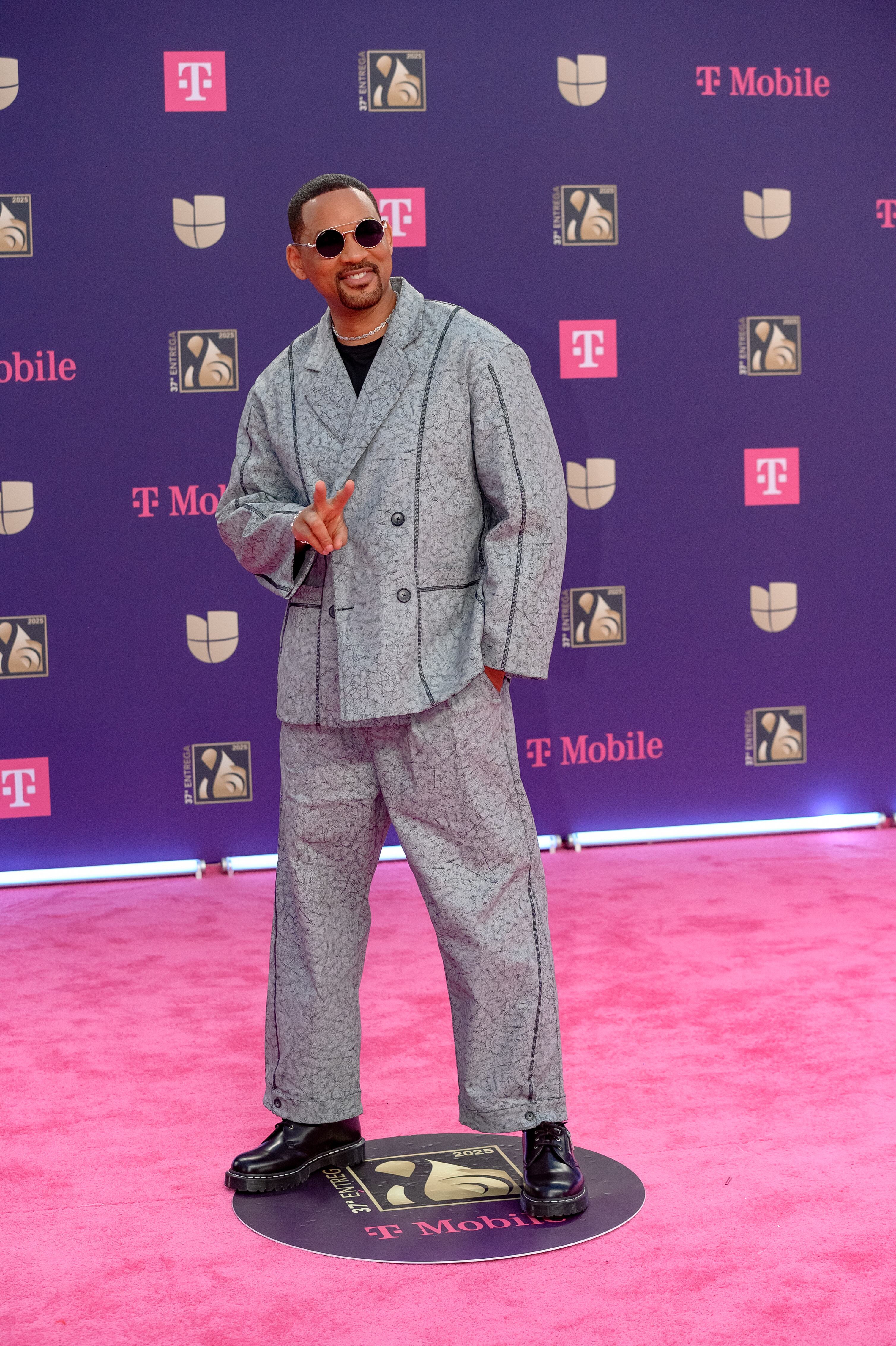 Uno de los que no renunció a las gafas de sol en estos posados fue Will Smith, el encargado de abrir la gala con su actuación.