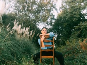 Momento de conocer mejor a Travis Birds, la cantante de series que se ha ganado a público y crítica