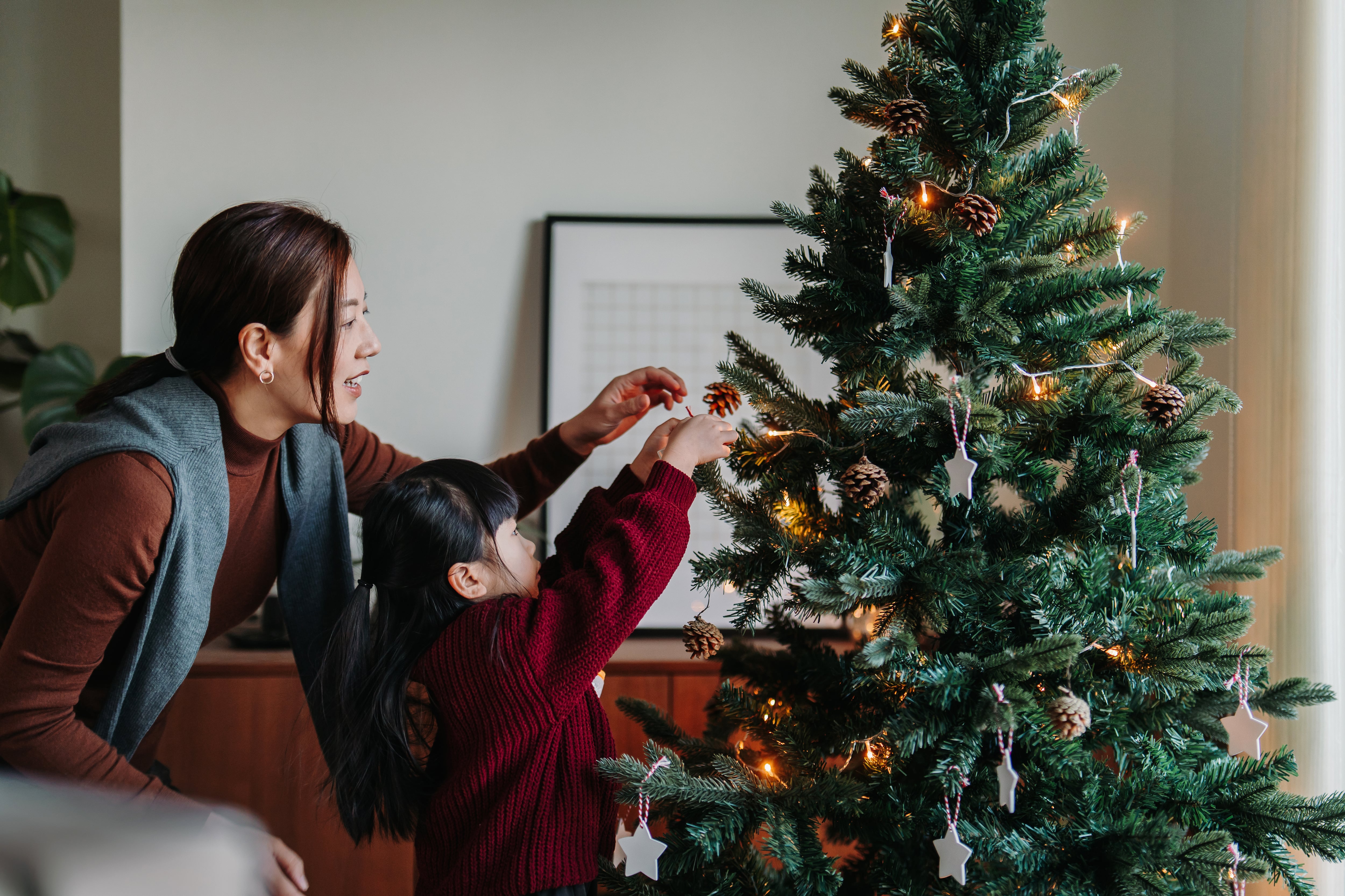 Madre e hija celebrando las Navidades