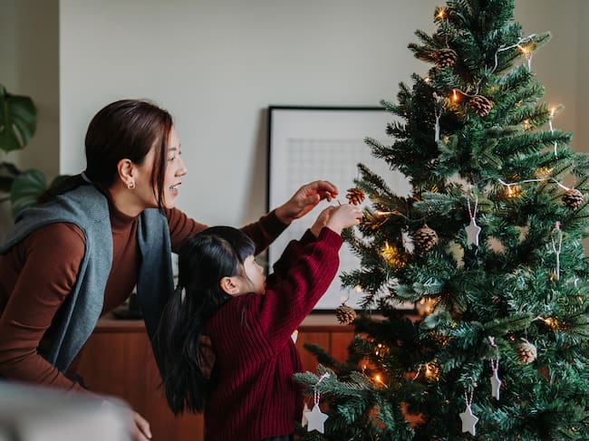 Madre e hija celebrando las Navidades