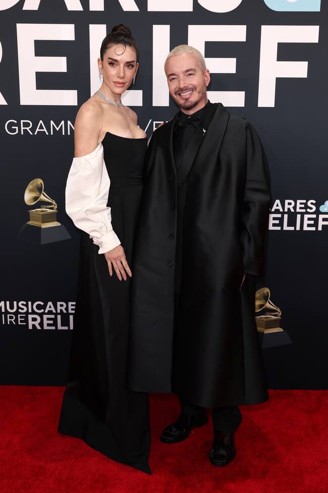 Aunque J Balvin ha confesado en un podcast reciente que rompió con Valentina Ferrer en medio de su depresión y lucha por su salud mental, ahora parece que no hay fisuras en su relación y así de guapos y cómplices posaron en esta red carpet.