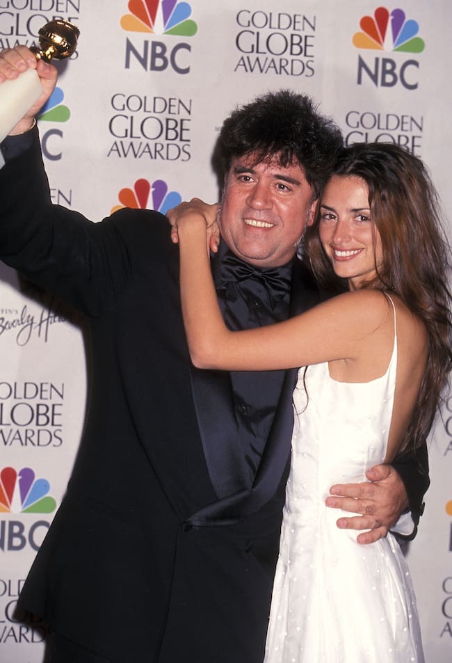 BEVERLY HILLS, CA - 23 de enero: El cineasta Pedro Almodóvar y la actriz Penélope Cruz asisten a la 57.ª edición de los Premios Globo de Oro el 23 de enero de 2000 en el Hotel Beverly Hilton de Beverly Hills, California. (Foto de Ron Galella, Ltd./Colección Ron Galella vía Getty Images)