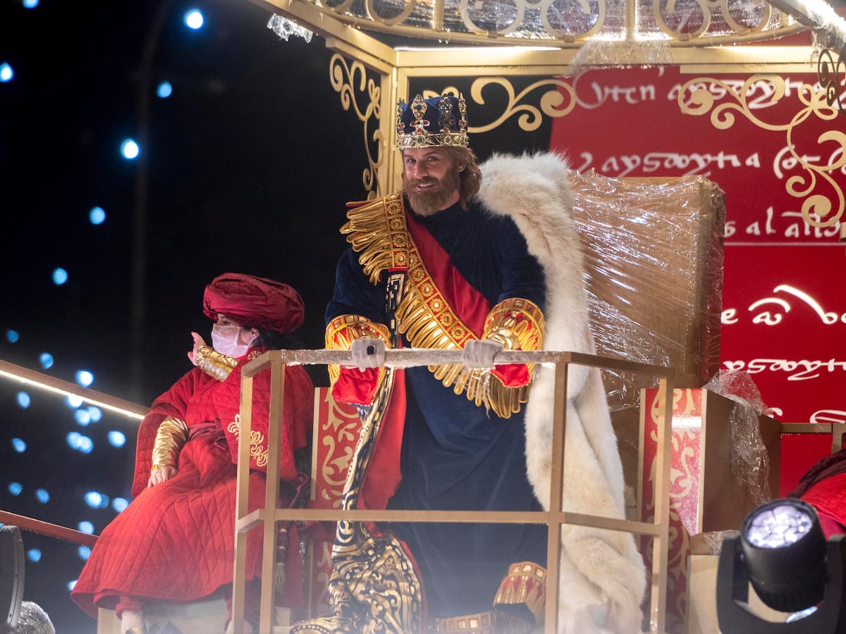 Quién es Beltrán Iraburu, el ''rey Mago guapo'' que arrasa en la Cabalgata de Reyes en Madrid
