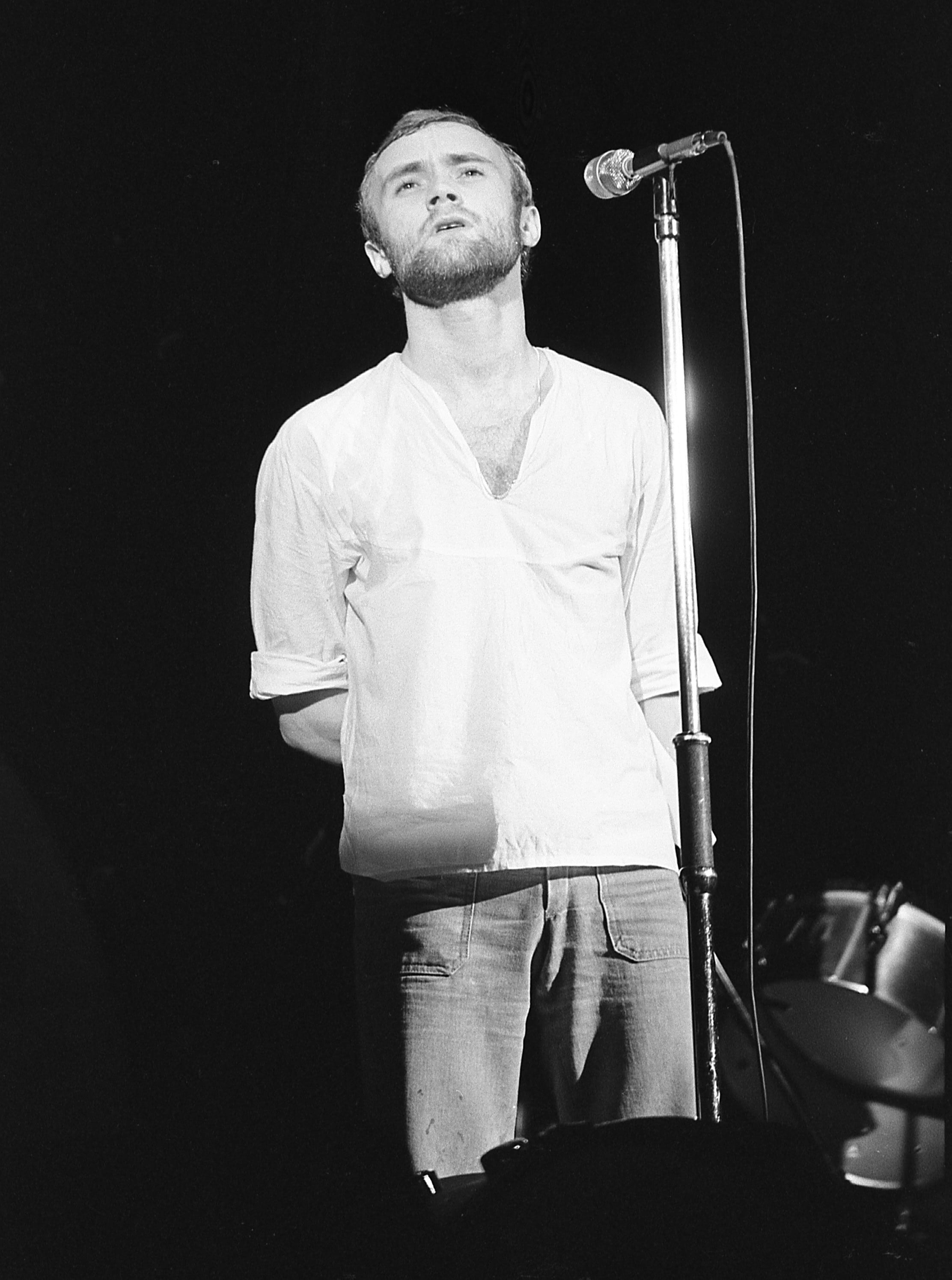 El baterista de Genesis, Phil Collins, sube al escenario para cantar &quot;More Fool Me&quot; durante un concierto de 1974Nueva York